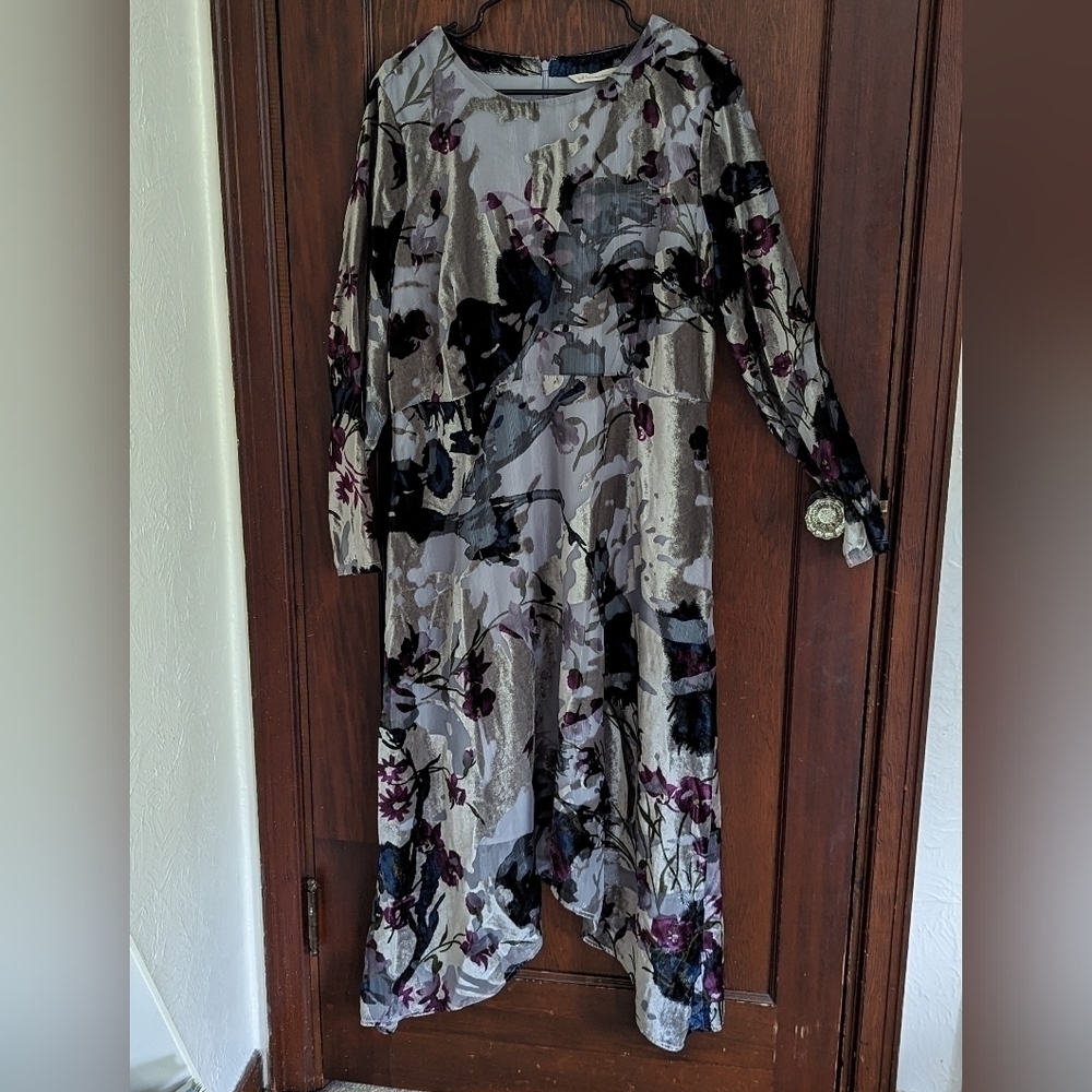 Soft Surroundings Annika Velvet Floral Midi Dress in Aster Grey Floral Size Lg